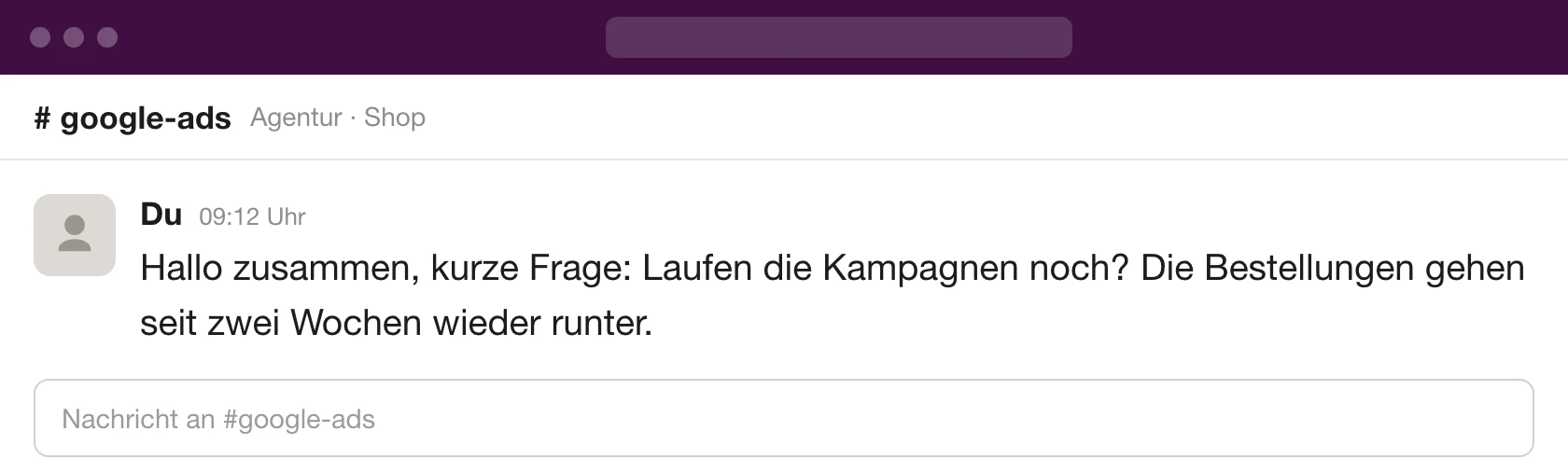 Nachbau einer Slack-Nachricht an die Agentur: Laufen die Kampagnen noch? Die Bestellungen gehen seit zwei Wochen wieder runter.